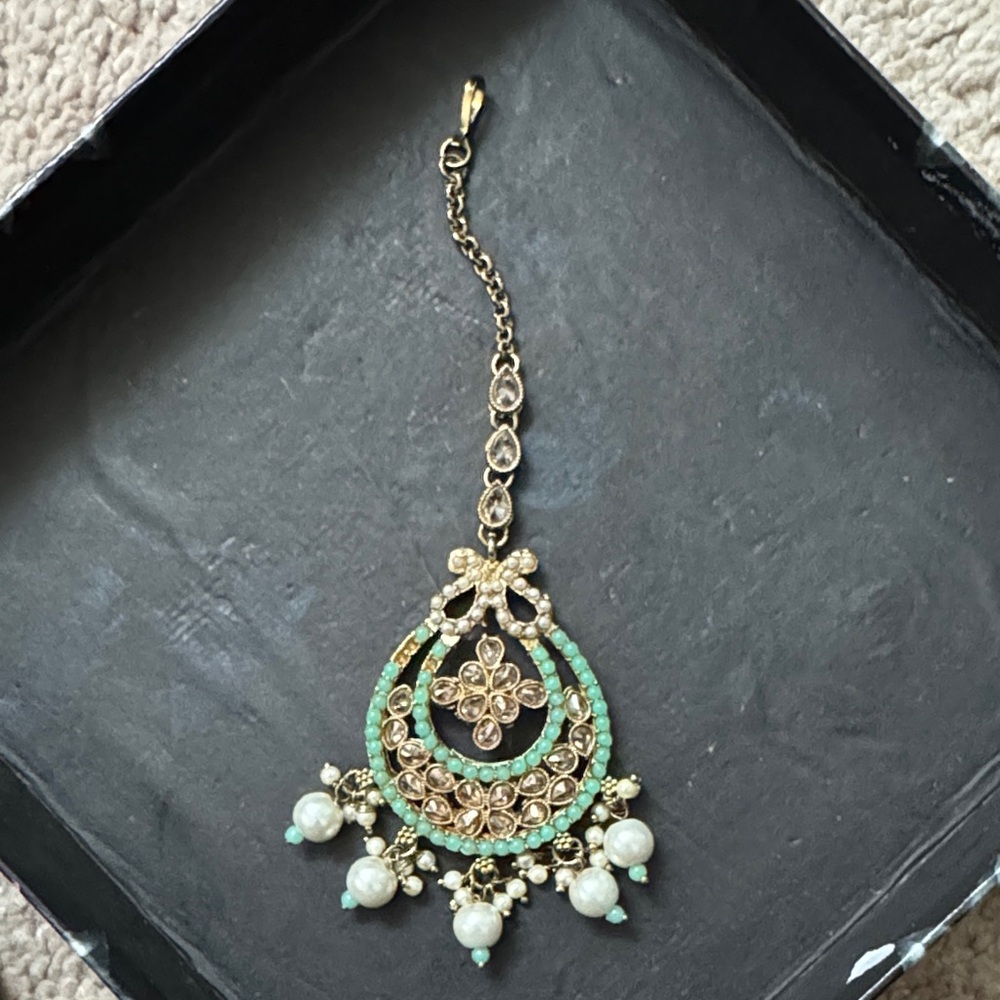 Green teeka